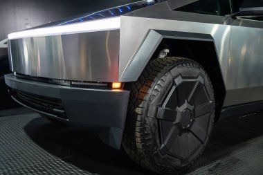 Serdang, Malezya - 24 Mayıs 2024: Tesla Siber Kamyonu Maeps Serdang 'da Malezya Otomotiv 2024' te sergileniyor.