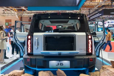 Serdang, Malezya - 23 Mayıs 2024: Malezya Otomotiv 2024 'te sergilenen Jaecoo J6 elektrikli SUV, Malezya Tarım Sergisi Park Serdang' da (MAEPS) görüldü..