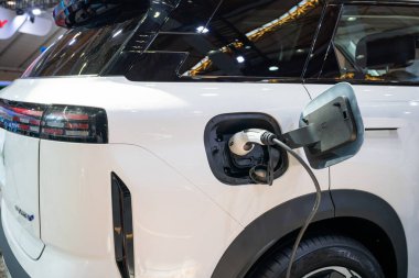 Serdang, Malezya - 23 Mayıs 2024: Jaecoo J7 PHEV elektrikli SUV EV şarj ve Malezya Otomotiv 2024 Malezya Tarım Sergisi Park Serdang (MAEPS)