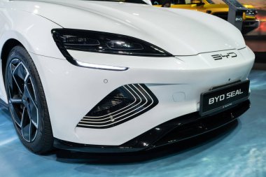 Kuala Lumpur, Malezya - 24 Mayıs 2024: Malezya Otomotiv 'de sergilenen BYD Mühür elektrikli arabanın yakın görüntüsü Malezya Tarım Sergisi Serdang' da (MAEPS).