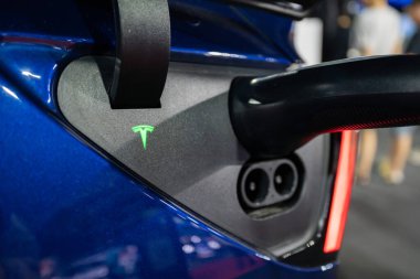 Kuala Lumpur, Malezya - 24 Mayıs 2024: Tesla Model Y 'ye yüklenen EV' nin yakın görüntüsü.