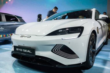 Kuala Lumpur, Malezya - 24 Mayıs 2024: Malezya Otomotiv 'de sergilenen BYD Mühür elektrikli araba Malezya Tarım Sergisi Park Serdang' da (MAEPS) çekildi. İnsanlar etrafını keşfederken görülebilir..