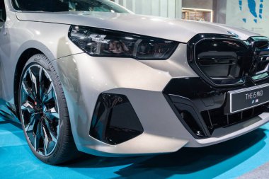 Serdang, Malezya - 24 Mayıs 2024: BMW i5 M60 elektrikli otomobil Maeps Serdang 'da Malezya Otomobili 2024.