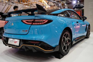 Serdang, Malezya - 24 Mayıs 2024: Maeps Serdang 'da Malezya Otomotiv 2024' te sergilenen Neta GT EV spor otomobil. İnsanlar etrafını keşfederken görülebilir..