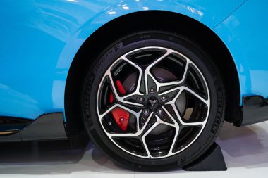 Serdang, Malezya - 24 Mayıs 2024: Maeps Serdang 'da Malezya Otomotiv 2024' te sergilenen Neta GT EV spor otomobil. Neta GT 'nin tekerleğinin yakın görüntüsü