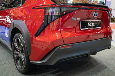 Serdang, Malezya - 24 Mayıs 2024: Toyota bz4X elektrikli araba Maeps Serdang 'da Malezya Otomotiv 2024' te sergilenmektedir. İnsanlar etrafını keşfederken görülebilir..