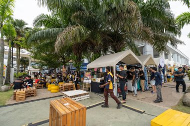 Serdang, Malezya - 24 Mayıs 2024: MAEPS 'te Malezya Otomotiv 2024' ün dış manzarası, sergi dışında bazı gıda tezgahları var, insanlar çevresindeki yiyecekleri satın alırken ve yerken görülebiliyor