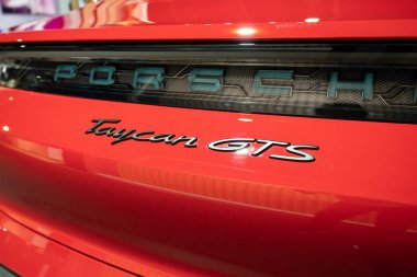 Serdang, Malezya - 24 Mayıs 2024: Porsche Taycan GTS logosunun yakın görüntüsü.