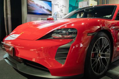 Serdang, Malezya - 24 Mayıs 2024: Maeps Serdang 'da Malezya Otomotiv 2024' te gösterilen Porsche Taycan GTS 'nin yakın görüntüsü.
