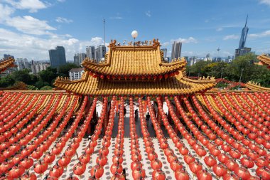 KL, Malezya - 10.2024: Thean Hou Tapınağı Güneydoğu Asya 'daki en büyük Çin tapınaklarından biridir. Çin Yeni Yılı boyunca, birçok insan Thean Hou Tapınağına daha iyi bir yıl için dua etmeye gelir..