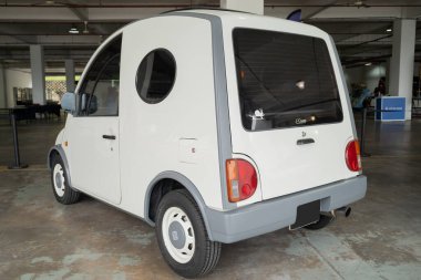 Serdang, Malezya - 24 Mayıs 2024: 1990 - Nissan S-Cargo Maeps Serdang 'daki Malezya Otomotiv 2024' te sergilenmektedir. İnsanlar etrafını keşfederken görülebilir..