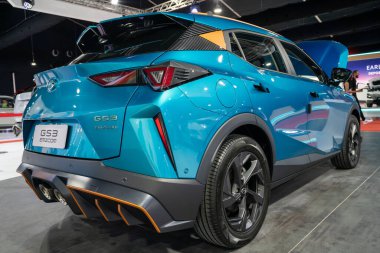 Serdang, Malezya - 24 Mayıs 2024: Maeps Serdang 'da Malezya Otomotiv 2024' te sergilenen Emzoom GS3 aracı. İnsanlar etrafını keşfederken görülebilir..