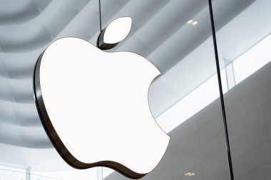 Kuala Lumpur - Eylül 1.2024: Apple logosunun Apple 'daki yakın görüntüsü TRX önü.