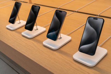 Kuala Lumpur, Malezya - Eylül 12024: Apple Store 'daki masada sergilenen İphone 15 Pro Max tanıtım birimi.