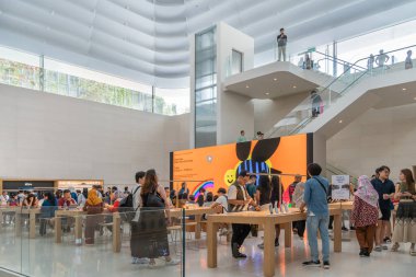 KL, Malezya - 1 Eylül 2024: İnsanlar Apple The Exchange TRX 'i araştırırken görülebilir. Bu, Kuala Lumpur 'un yeni Tun Razak Exchange (TRX)