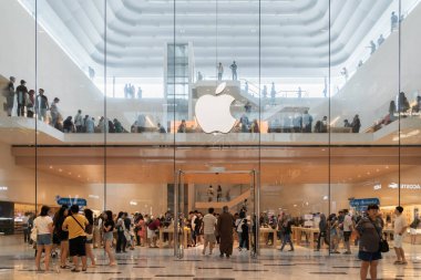 KL, Malezya - Eylül 1,2024: İnsanlar Apple The Exchange TRX 'i araştırırken görülebilir. Bu, Kuala Lumpur 'un yeni Tun Razak Exchange (TRX)