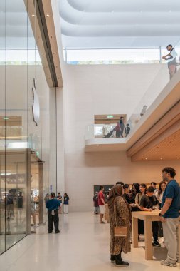 KL, Malezya - 1 Eylül 2024: İnsanlar Apple The Exchange TRX 'i araştırırken görülebilir. Bu, Kuala Lumpur 'un yeni Tun Razak Exchange (TRX)