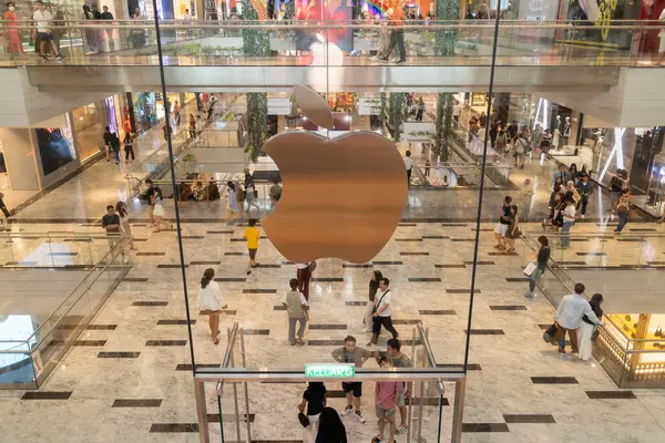 KL, Malezya - 1 Eylül 2024: Apple Store 'dan The Exchange TRX etrafında alışveriş yapan insanların manzarası.