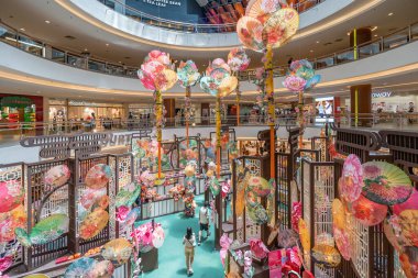 Kuala Lumpur, Malezya - 15 Eylül 2024: Mid Valley Megamall 'da renkli çiçekli kağıt şemsiyeli Sonbahar Festivali dekorasyonunun manzarası. İnsanlar onun etrafında keşfe ve alışverişe çıkabilirler.