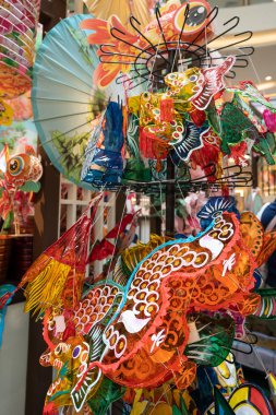 Sonbahar festivalinin ortalarında perakende satış yapan çeşitli fenerler..