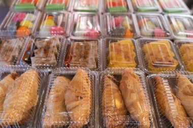 Dükkanda satılan Nyonya Kuih 'in çeşitli türlerinin yakın plan görüntüsü