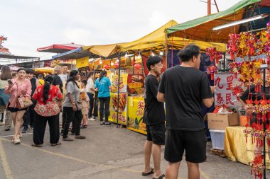 Selangor, Malezya - 6 Ekim 2024: Dokuz İmparator Tanrıları Festivali sırasında, bazı tezgahlar dini dua süslemeleri ve vejetaryen yiyecekler satıyordu..