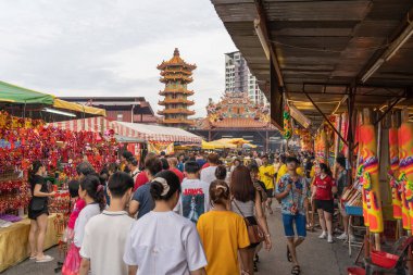 Selangor, Malezya - 6 Ekim 2024: Dokuz İmparator Tanrıları Festivali sırasında, bazı tezgahlar dini dua süslemeleri ve vejetaryen yiyecekler satıyordu..