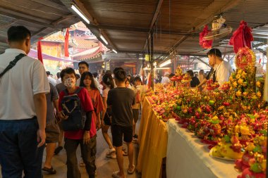 Selangor, Malezya - 6 Ekim 2024: Dokuz İmparator Tanrıları Festivali sırasında, bazı tezgahlar dini dua süslemeleri ve vejetaryen yiyecekler satıyordu..