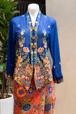 Mankenin üzerindeki Nyonya kostümlerinin yakın çekim görüntüsü.