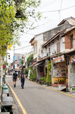 Malacca, Malezya - 20 Eylül 2024: Malezya 'nın Malezya kentindeki Jonker caddesinde keşfe çıkan insanlar görülüyor.