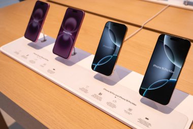 Kuala Lumpur, Malezya - 30 Ekim 2024: Apple Store 'daki masada sergilenen İphone 16' nın tanıtım birimi.