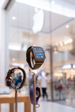 Kuala Lumpur, Malezya - 30 Ekim 2024: Apple Saatlerinin tanıtım birimi Apple Store 'da sergileniyor. İnsanlar etrafını keşfederken görülebilir..