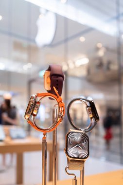 Kuala Lumpur, Malezya - 30 Ekim 2024: Apple Saatlerinin tanıtım birimi Apple Store 'da sergileniyor. İnsanlar etrafını keşfederken görülebilir..
