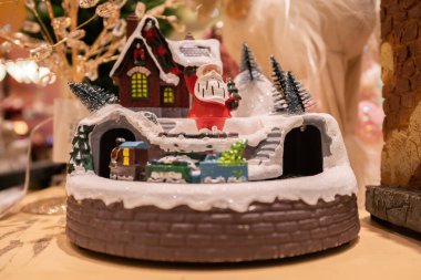 Noel süslemeleri alışveriş merkezinde satışa sunuldu.