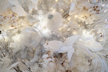 Beyaz Noel ağacının süsleme detaylarının yakın görüntüsü.