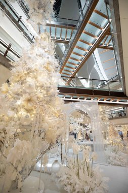 Kuala Lumpur, Malezya - 23 Kasım 2024: Gardens Mall 'da güzel bir Noel süsü. İnsanlar onun etrafında keşfe ve alışverişe çıkabilirler..