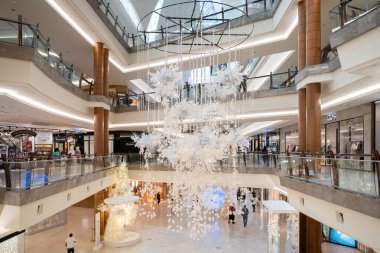 Kuala Lumpur, Malezya - 23 Kasım 2024: Gardens Mall 'da güzel bir Noel süsü. İnsanlar onun etrafında keşfe ve alışverişe çıkabilirler..