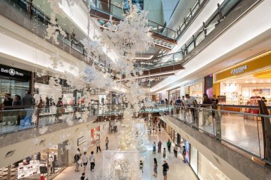 Kuala Lumpur, Malezya - 23 Kasım 2024: Gardens Mall 'da güzel bir Noel süsü. İnsanlar onun etrafında keşfe ve alışverişe çıkabilirler..