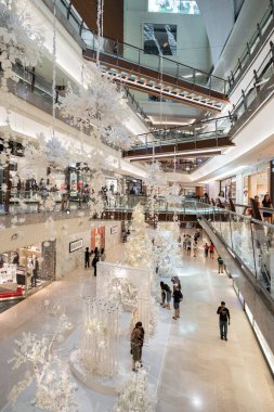 Kuala Lumpur, Malezya - 23 Kasım 2024: Gardens Mall 'da güzel bir Noel süsü. İnsanlar onun etrafında keşfe ve alışverişe çıkabilirler..