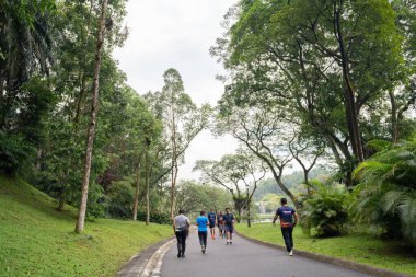 Kuala Lumpur, Malezya - 24 Kasım 2024: Kuala Lumpur Perdana Botanik Bahçeleri olarak da bilinen Göl Bahçeleri, KL 'nin ilk büyük ölçekli eğlence parkı. İnsanlar onun etrafında koşarken görülebiliyor..