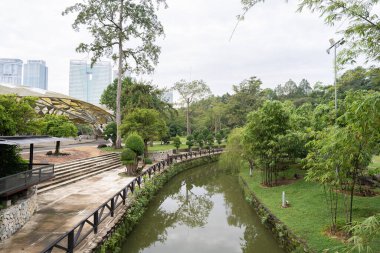 Kuala Lumpur, Malezya - 23 Kasım 2024: Kuala Lumpur Perdana Botanik Bahçeleri olarak da bilinen Göl Bahçeleri, KL 'nin ilk büyük ölçekli eğlence parkı. İnsanlar onun etrafındaki egzersizleri görebilir..