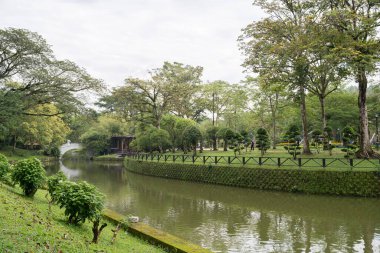 Kuala Lumpur Perdana Botanik Bahçeleri olarak da bilinen göl bahçeleri, KL 'nin ilk büyük ölçekli eğlence parkıdır. İnsanlar onun etrafındaki egzersizleri görebilir..