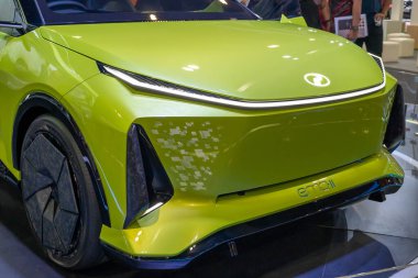 Kuala Lumpur, Malezya - 8 Aralık 2024: Perodua eMO-II EV Konsepti Kuala Lumpur Uluslararası Hareket Şovunda ortaya çıktı, insanlar bunun etrafında keşifler yaparken görülebilir.
