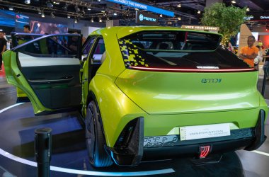 Kuala Lumpur, Malezya - 9 Aralık 2024: Perodua eMO-II EV Konsepti Kuala Lumpur Uluslararası Hareket Şovunda ortaya çıktı, insanlar bunun etrafında keşifler yaparken görülebilir.