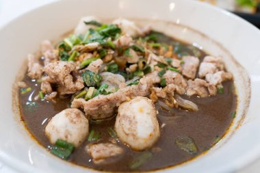 Tayland mutfağı kalın çorbalı domuz etli erişte.