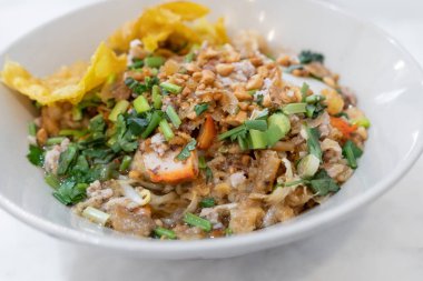 Fasulyeli eriştenin yakından görüntüsü.