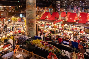 Bangkok, Tayland - 1.2025 Şubat: SOOKSIAM 'da satılan çeşitli yiyecek ve içecekler, insanların yiyecek satın alırken ve etrafını keşfederken görülmesi.