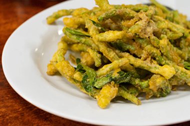 Tuzlu ördek yumurtası sarısı ve kızarmış Fransız fasulyesi.