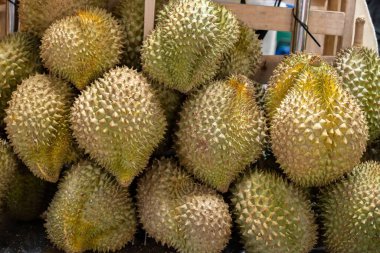 Piyasada satılık durian yığını.