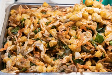 Yemek standında kızarmış yengeç bacağı satıyorum..